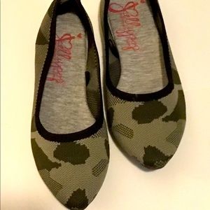 Flates- Cute plus brand new size 8